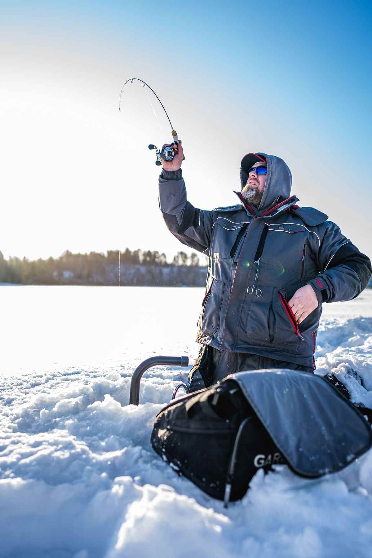 Гид IceClub показывает участникам акваторию для зимней рыбалки.