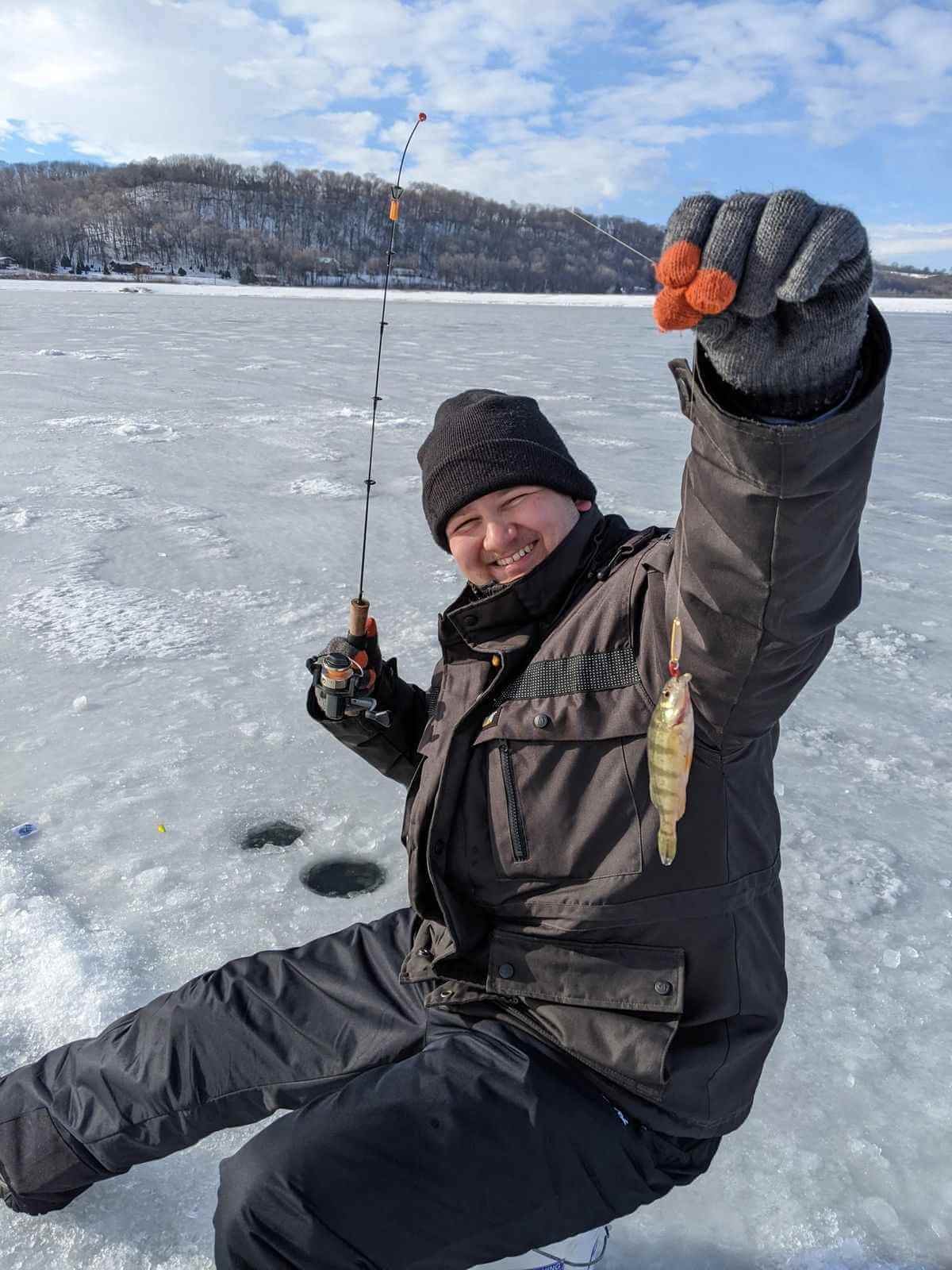 Инструктор IceClub помогает участнице подготовить снасти для ice fishing.
