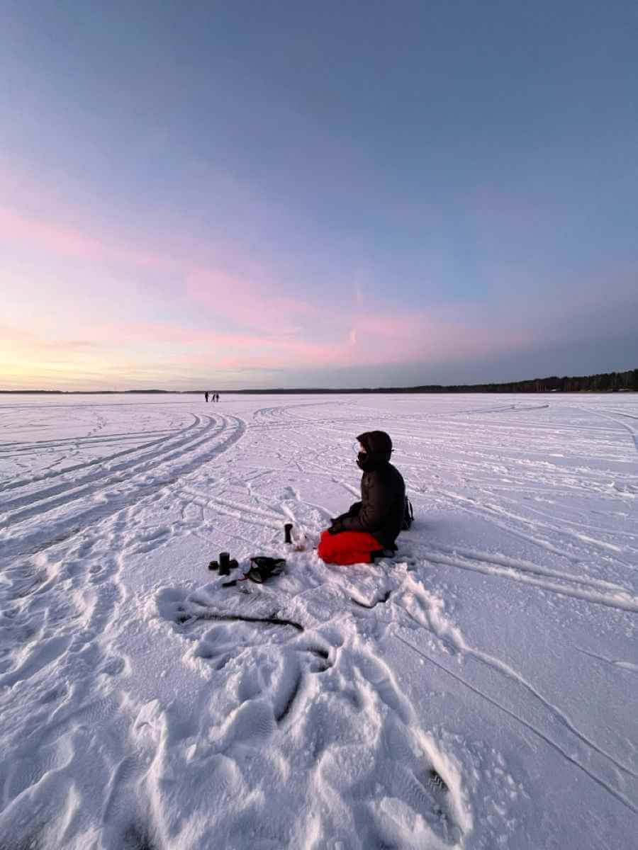 Тёплый лагерь IceClub на льду с палатками и горячим чаем.