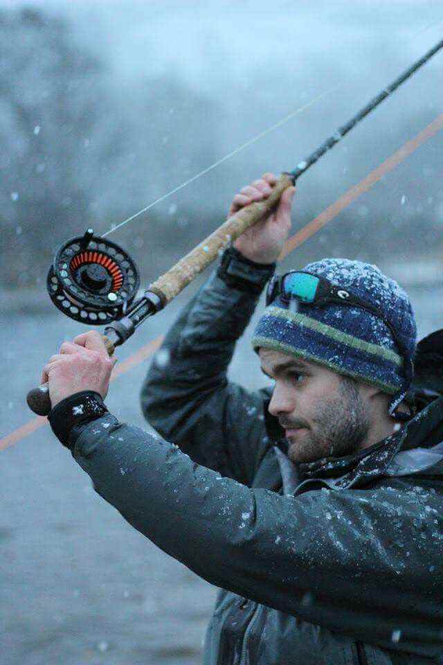 Рыбачка на зимней рыбалке с уловом в Казахстане.