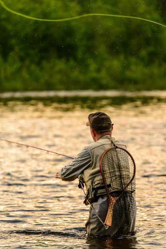 Гость клуба во время обсуждения тактики ice fishing на льду.