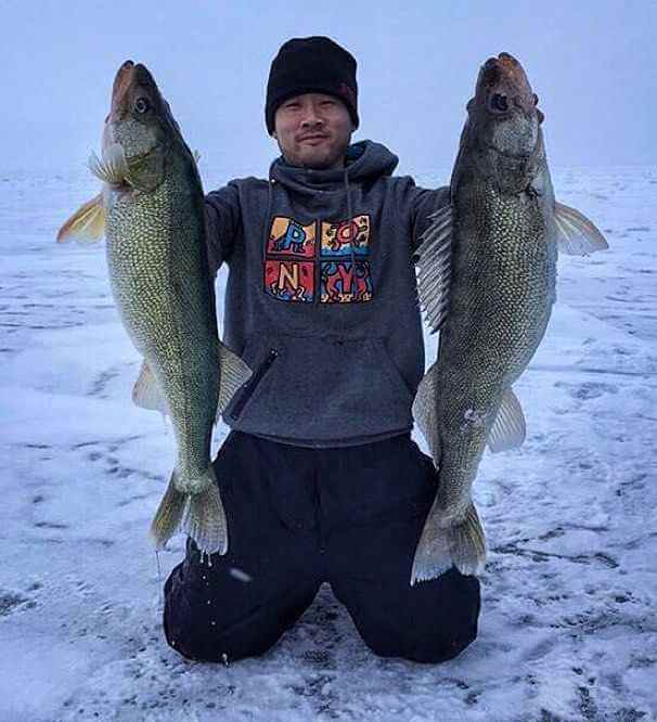 Участница IceClub улыбается в тёплой палатке на льду.