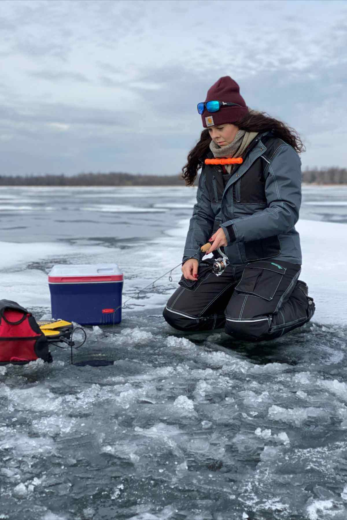 Инструктор IceClub проводит мастер-класс по зимней рыбалке прямо на льду.